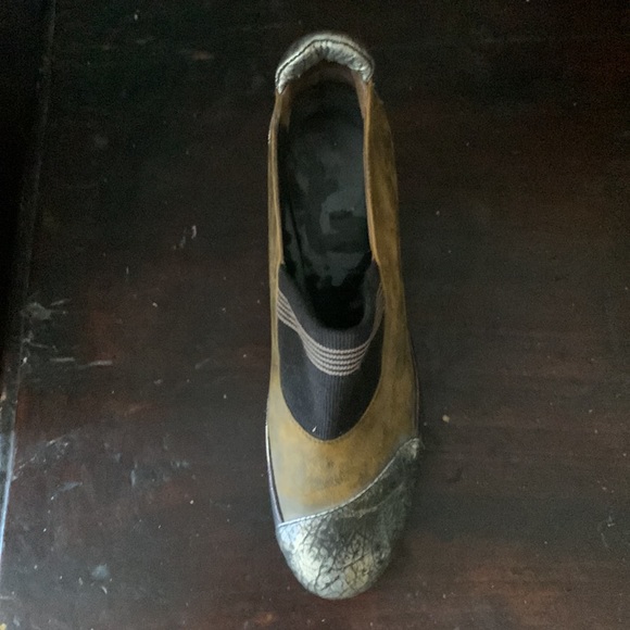 Dress shoe. Olive green Suede back and silver leather - Picture 2 of 3